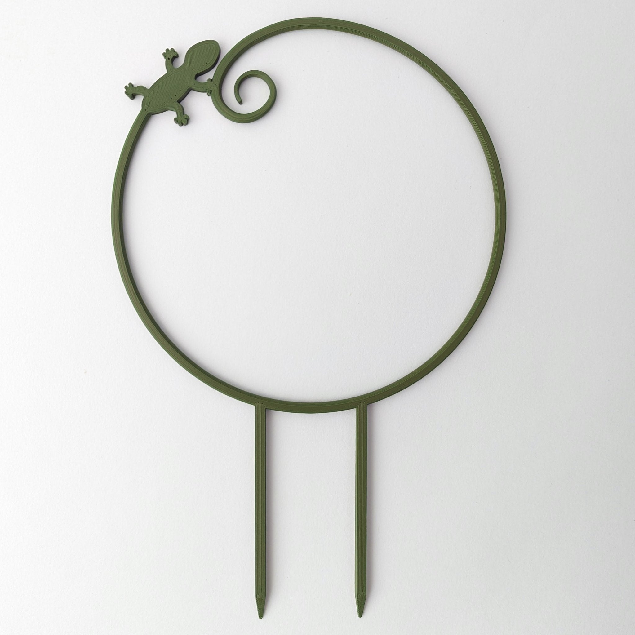 Gecko circle trellis in army green, the gecko's tail forming the circle