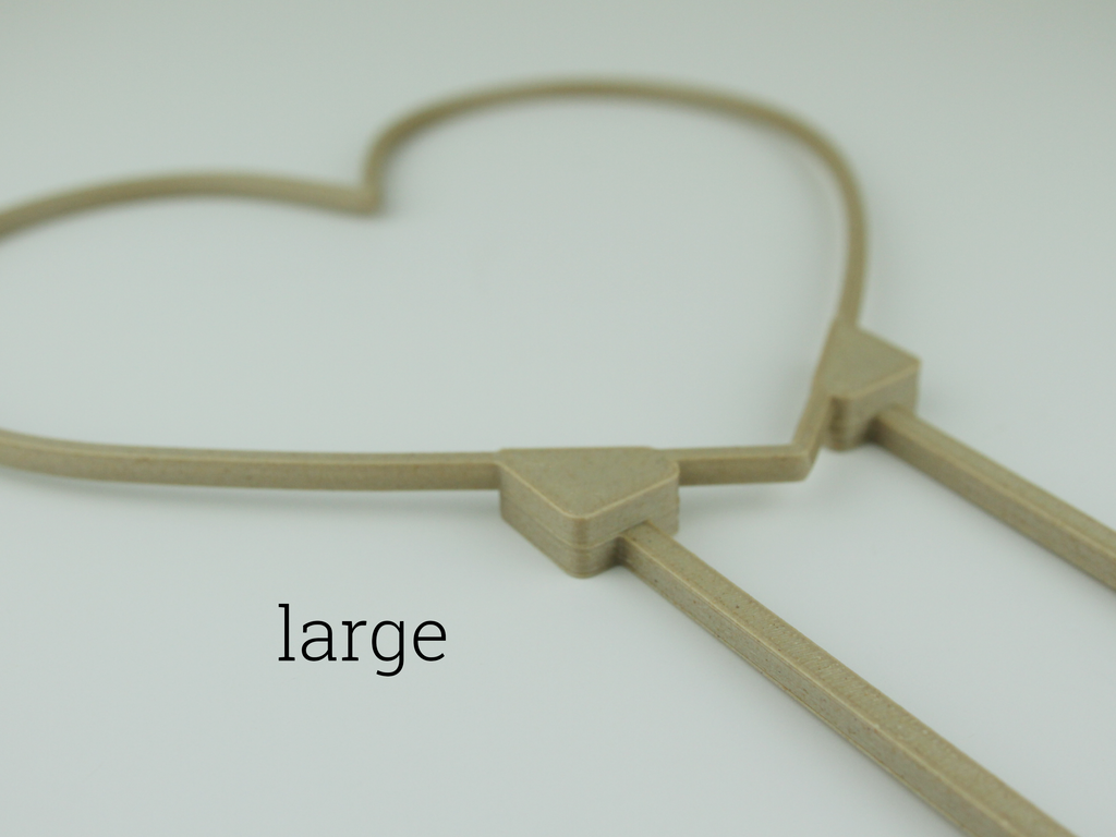 Large size heart shaped trellis with a diagonal view to showcase leg connection.