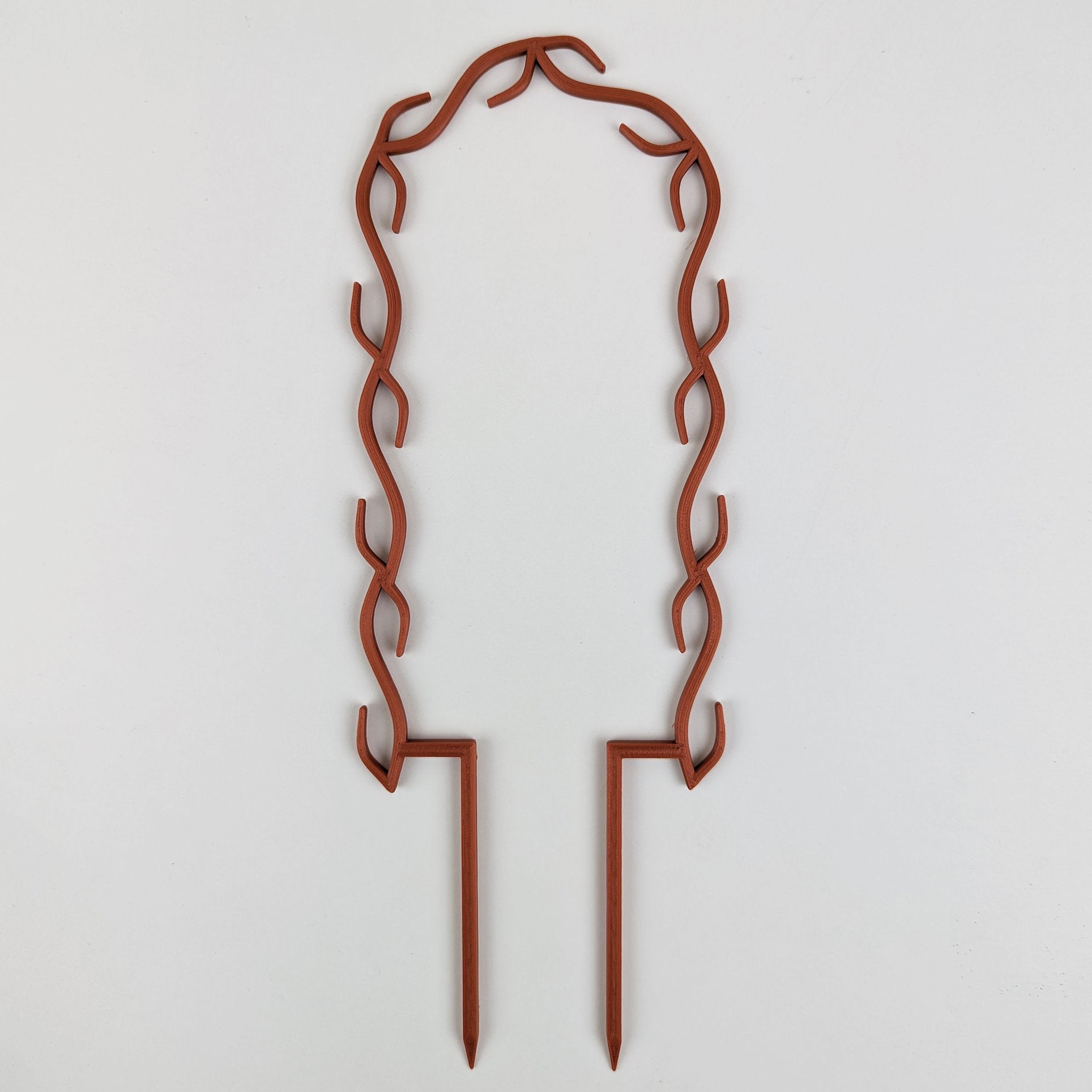 U wreath trellis in copper on a white background