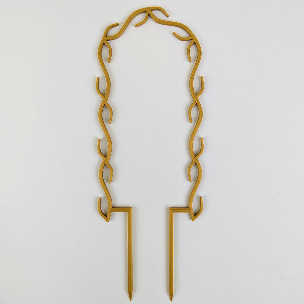 U wreath trellis in gold on a white background