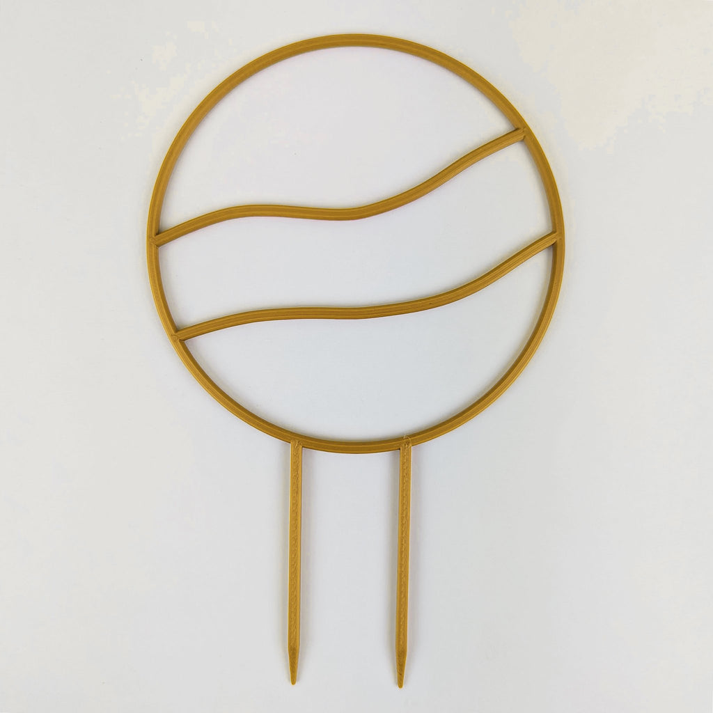 Wavy circle trellis in gold on a white background