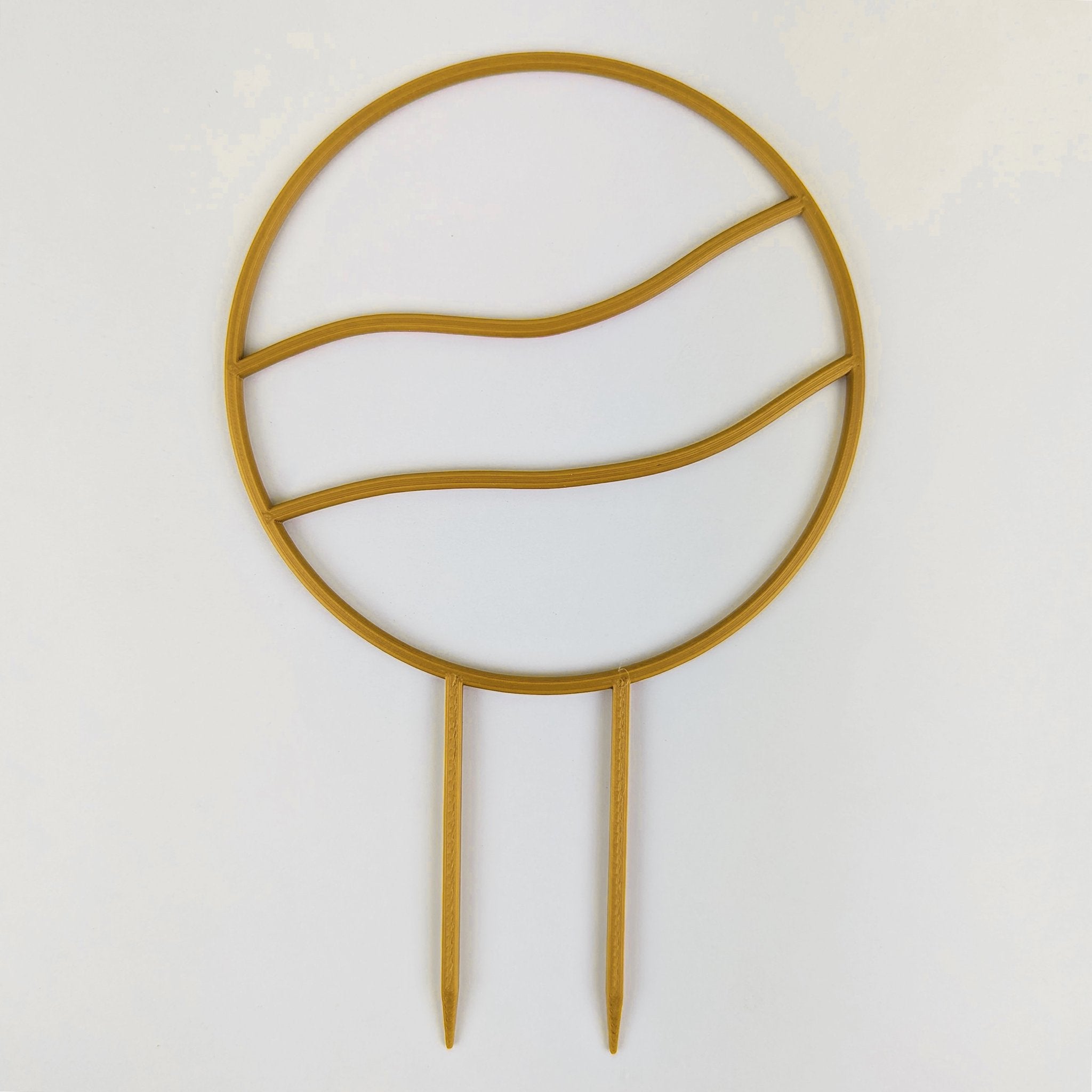 Wavy circle trellis in gold on a white background