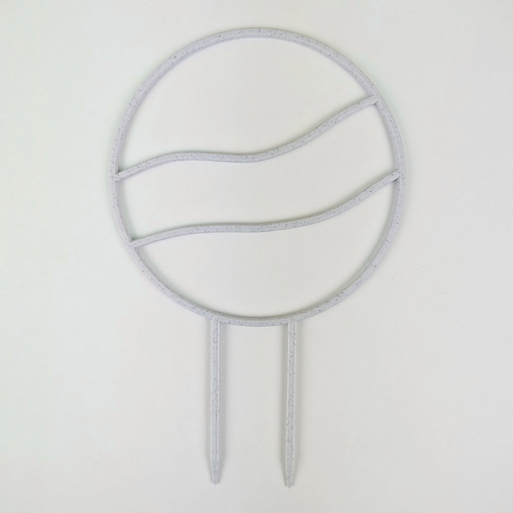 Wavy circle trellis in marble on a white background
