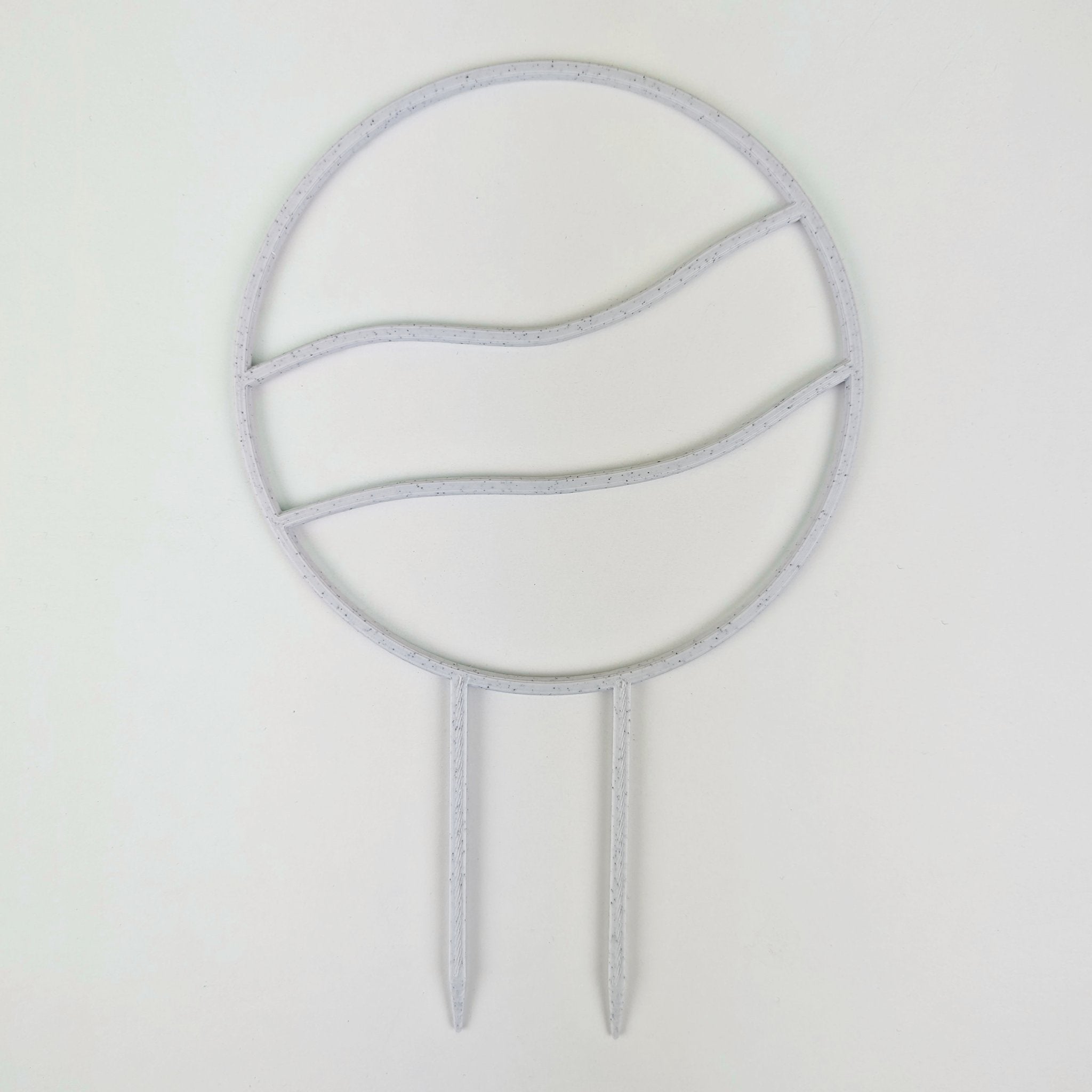 Wavy circle trellis in marble on a white background